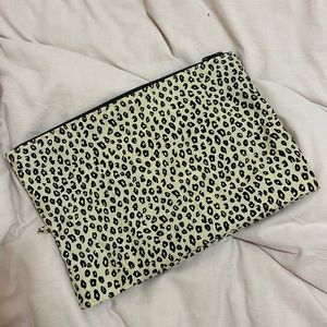 baggu go pouch size Large (only 1) in cheetah leopard print